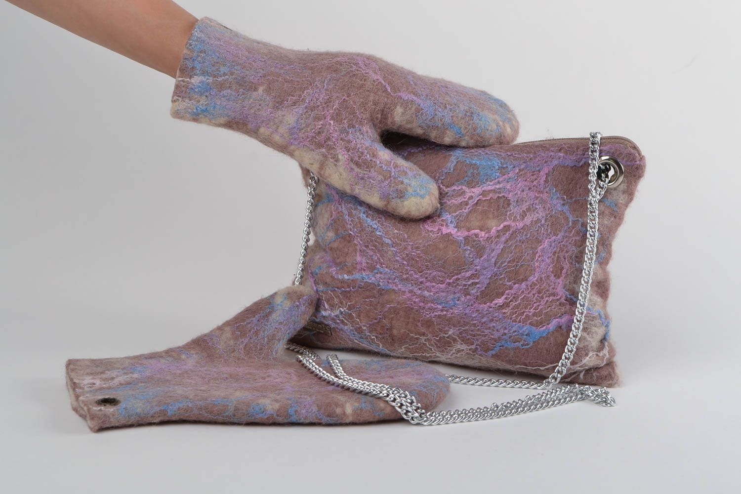 Sac à bandoulière Moufles en laine fait main mauves originales Accessoires femme photo 1