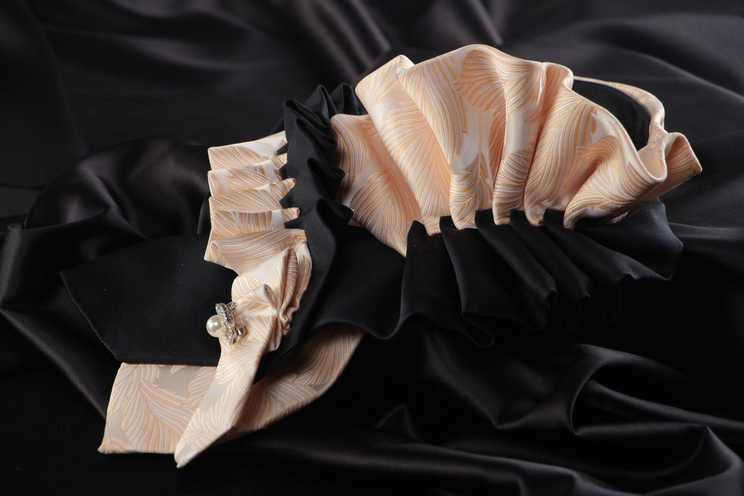 Handmade Collier aus Stoff kontrastiv aus männlichen Krawatten in Form vom Kragen foto 1