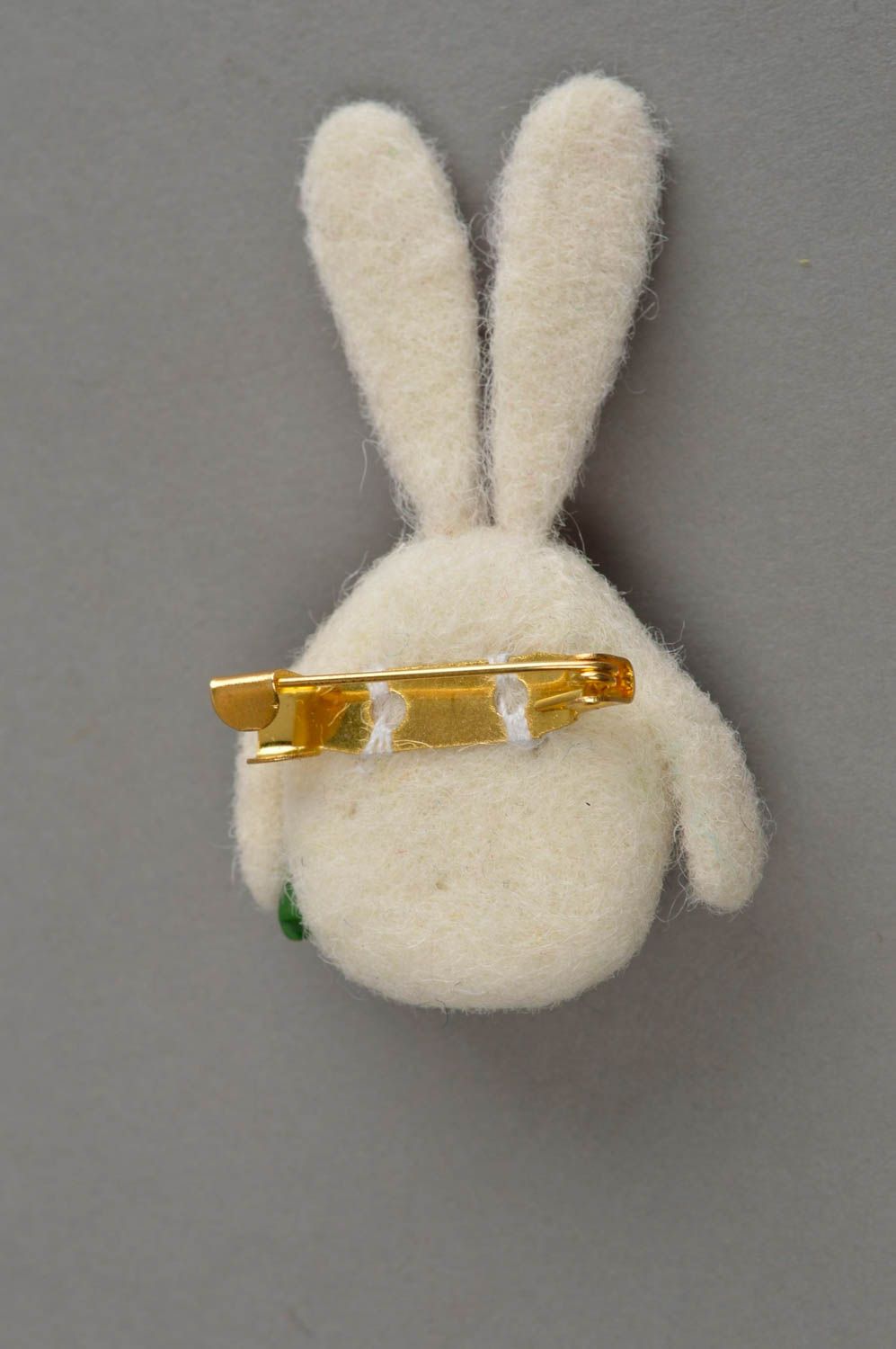 Spilla di lana fatta a mano a forma di coniglio con fiore accessorio originale foto 3