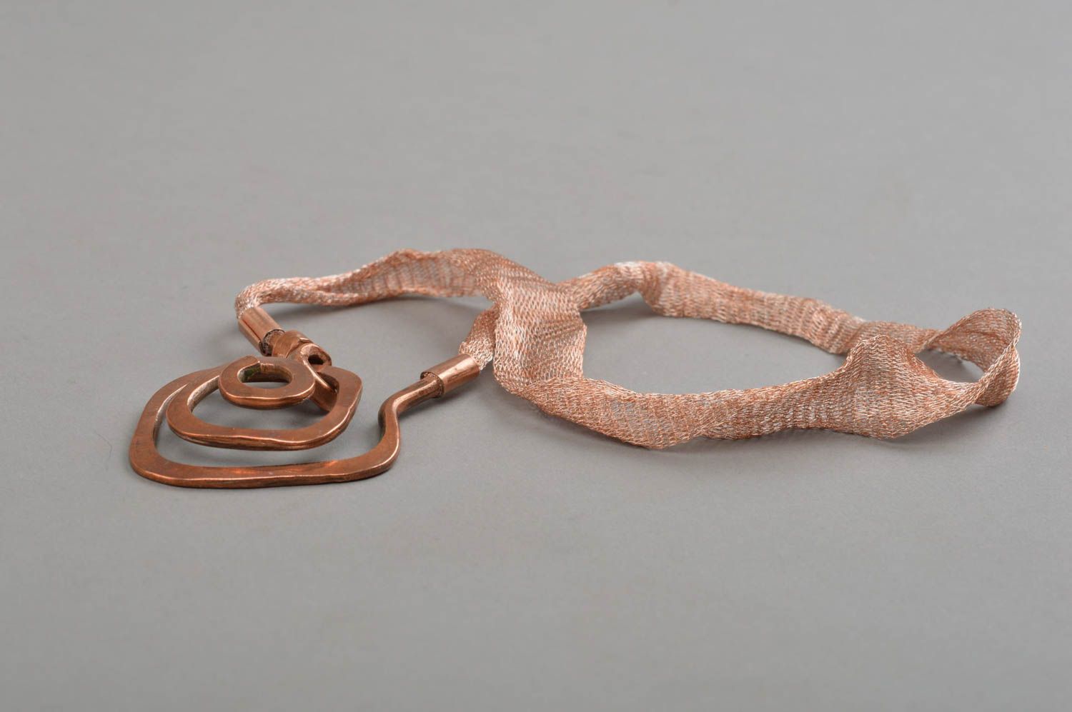 Colgante hecho a mano de cobre con cordón bisutería artesanal regalo original  foto 4
