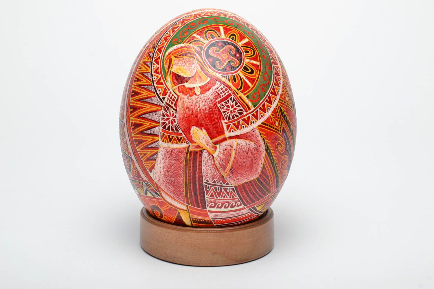 Пасхальное яйцо страусиное на деревянной подставке фото 2