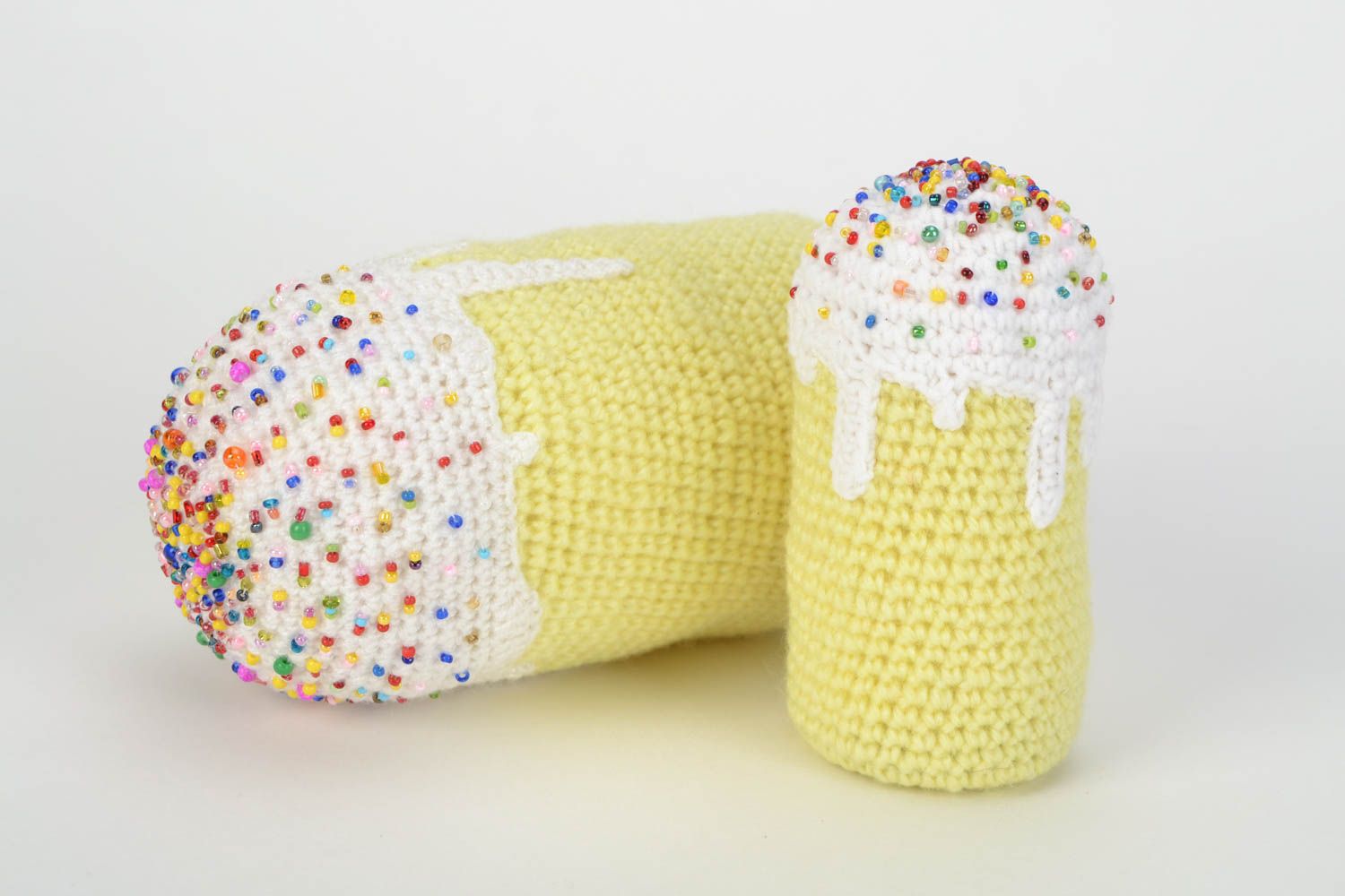 Gâteaux de Pâques en tissu faits main jaunes avec glaçure en perles de rocaille photo 3
