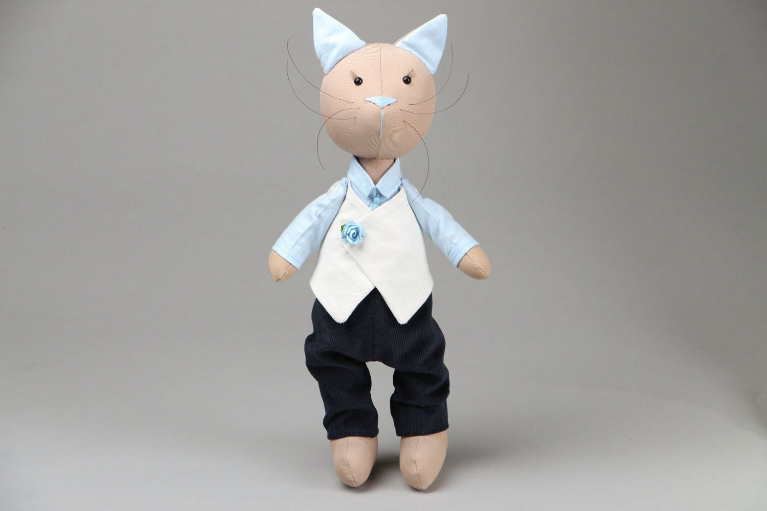 Текстильная игрушка в виде кота фото 1