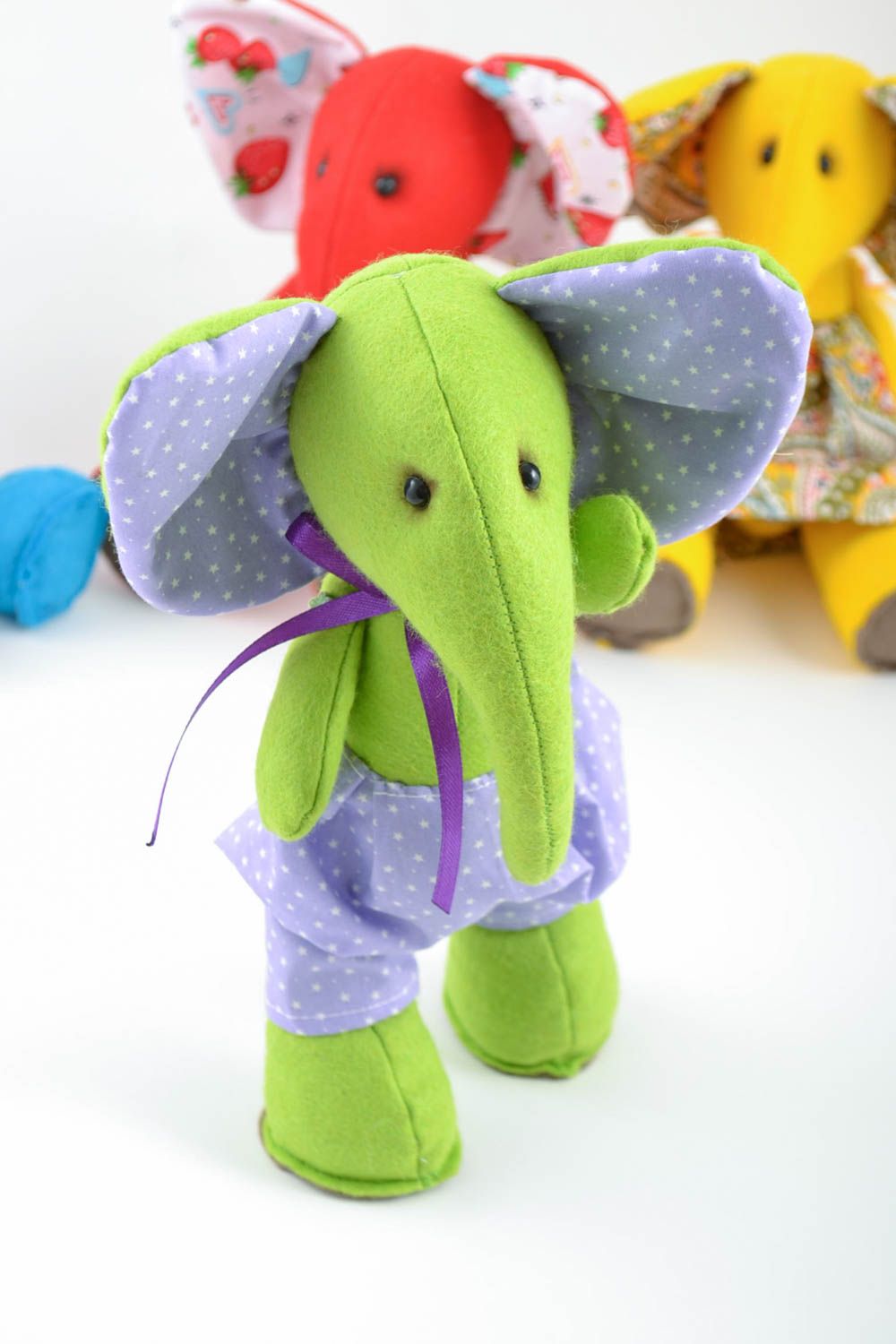 Juguete de tela de fieltro artesanal cosido a mano con forma de elefante verde foto 1