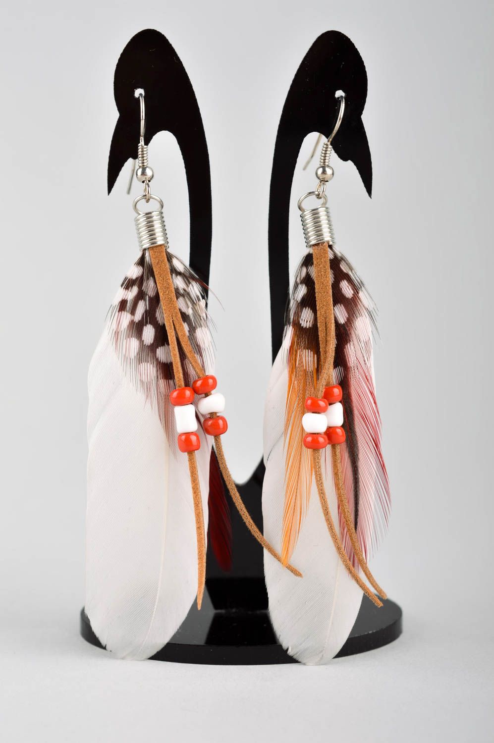 Серьги из перьев хэнд мэйд дизайнерское украшение белые серьги с подвесками фото 2