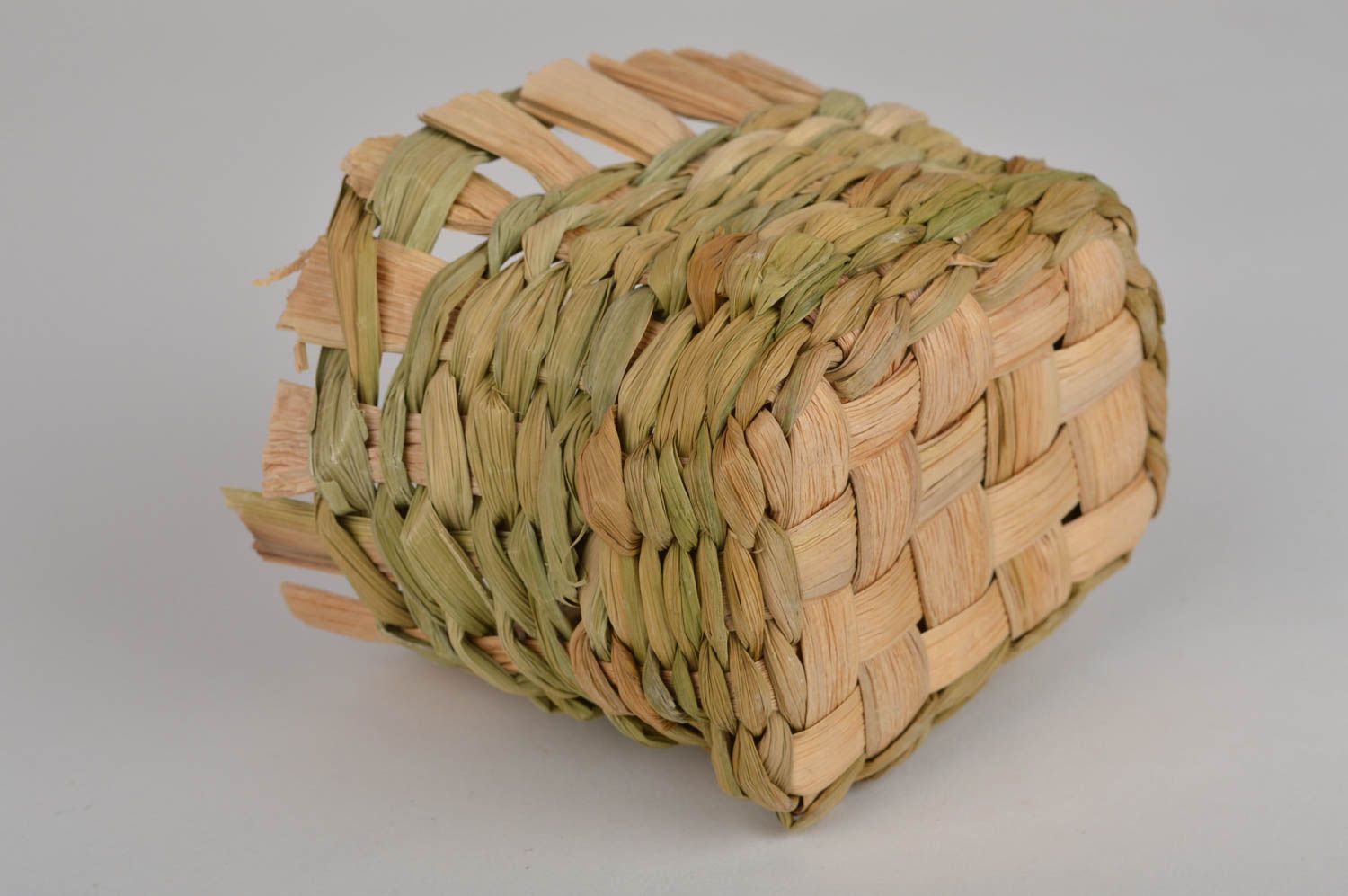 Изделия из кукурузных листьев декоративная корзиночка для бутылки ручной работы фото 3