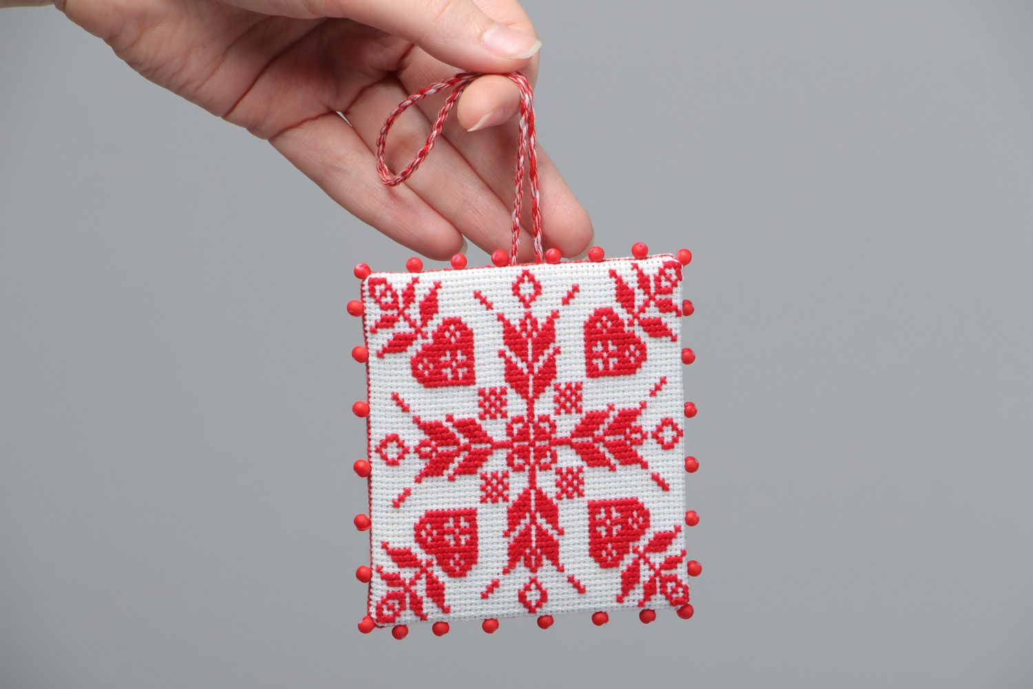 Handgemachtes buntes Kissen für Nadel mit Ornament und Schleife für Näharbeit foto 5