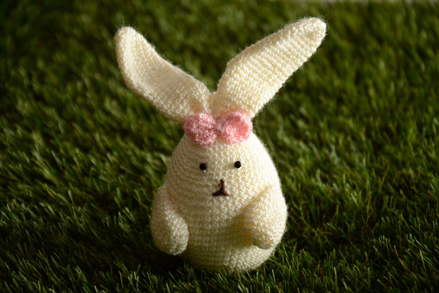 Вязаное яйцо кролик на деревянной основе молочного цвета маленькое ручная работа фото 1