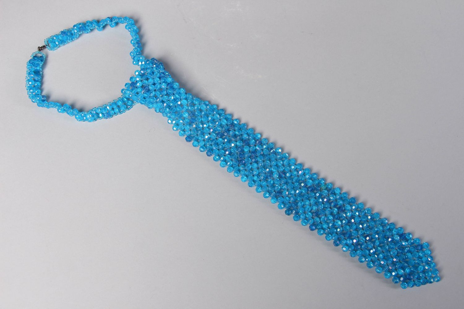 Cravate en perles de rocaille bleue pour femme photo 1