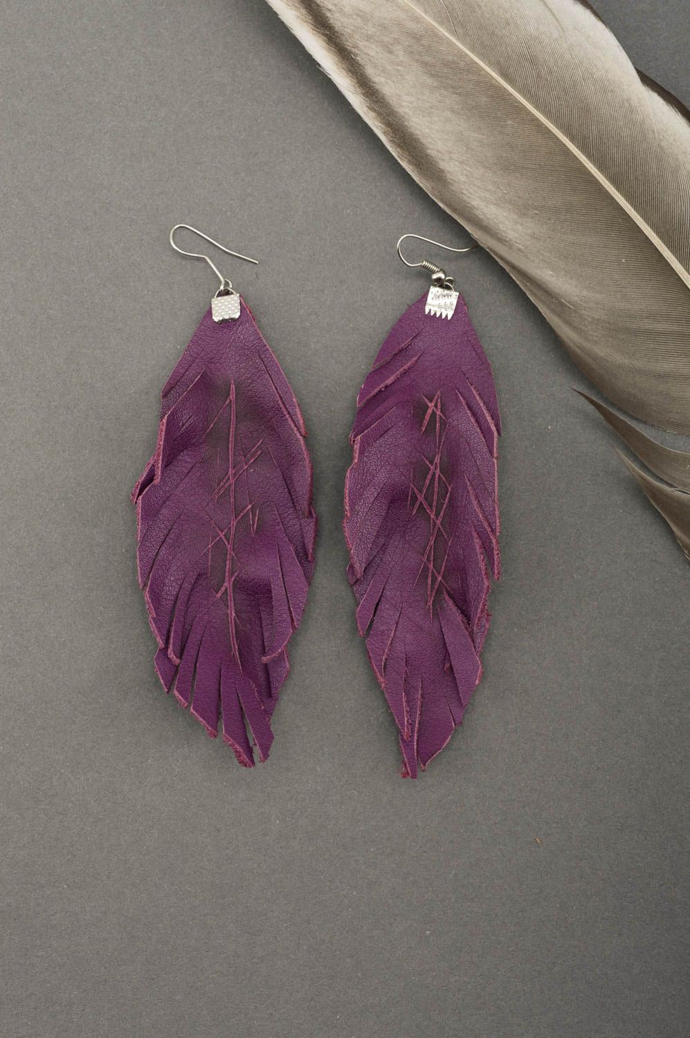Boucles d'oreilles longues Bijou fait main plumes violettes en cuir Cadeau femme photo 1