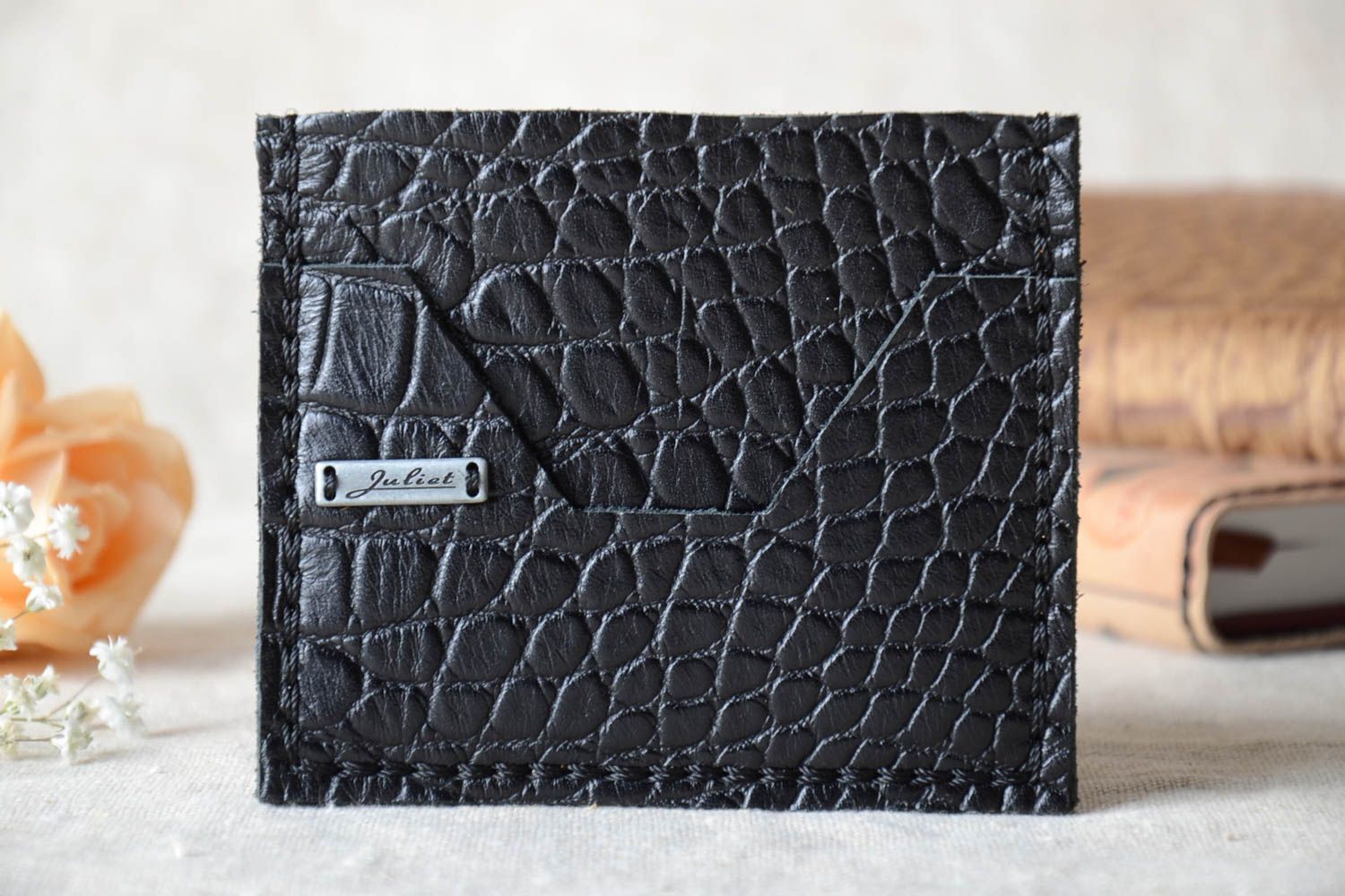 Маленький элегантный кошелек из натуральной кожи ручной работы черного цвета фото 1
