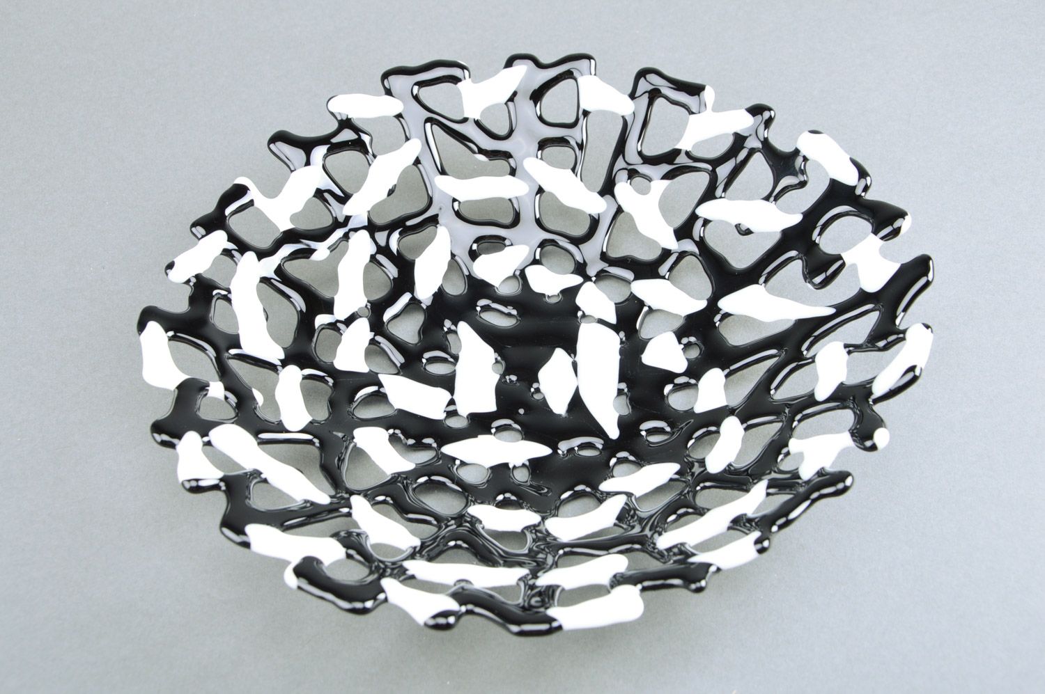 Schöner schwarz weißer künstlerischer Teller aus Fusingglas für Kuchen Handarbeit foto 2