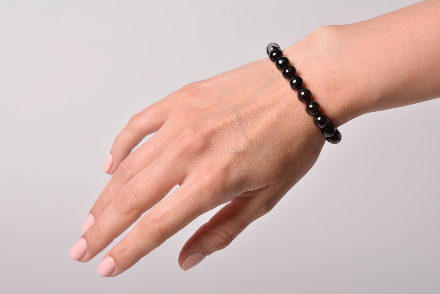 Dünnes wunderschönes handgemachtes Armband aus Naturstein mit schwarzem Achat  foto 1