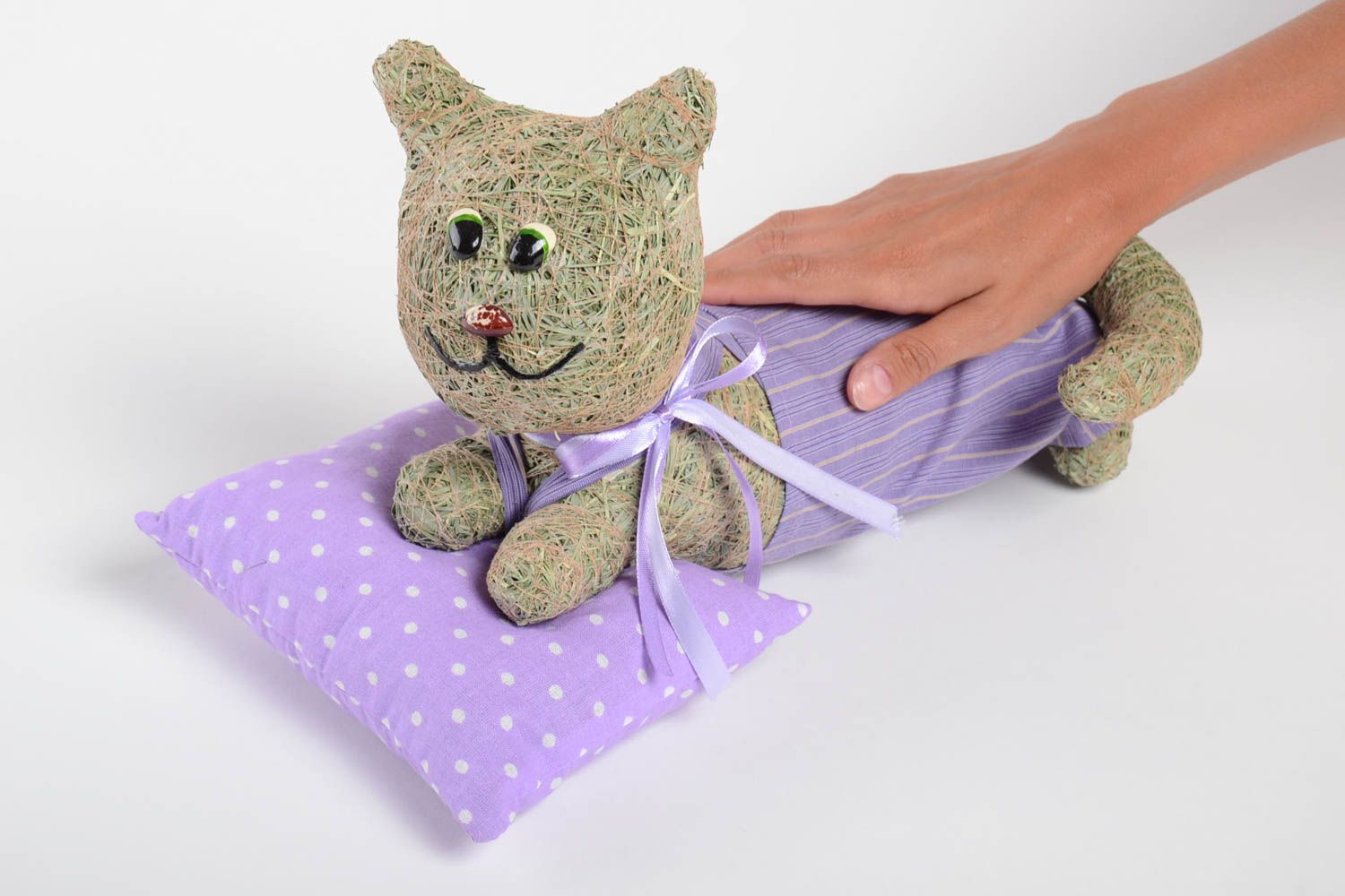 Декоративная игрушка из сухой травы кот на подушке небольшой ручной работы фото 5