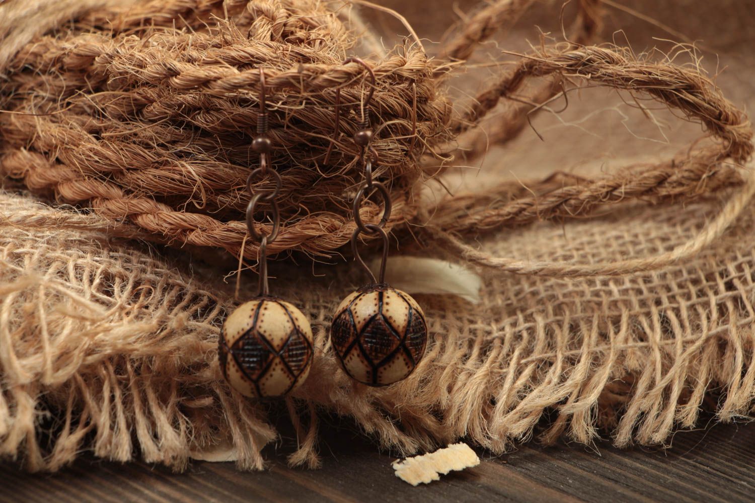 Handmade Ethno Ohrringe Modeschmuck Ohrhänger Accessoire für Frauen aus Holz foto 1