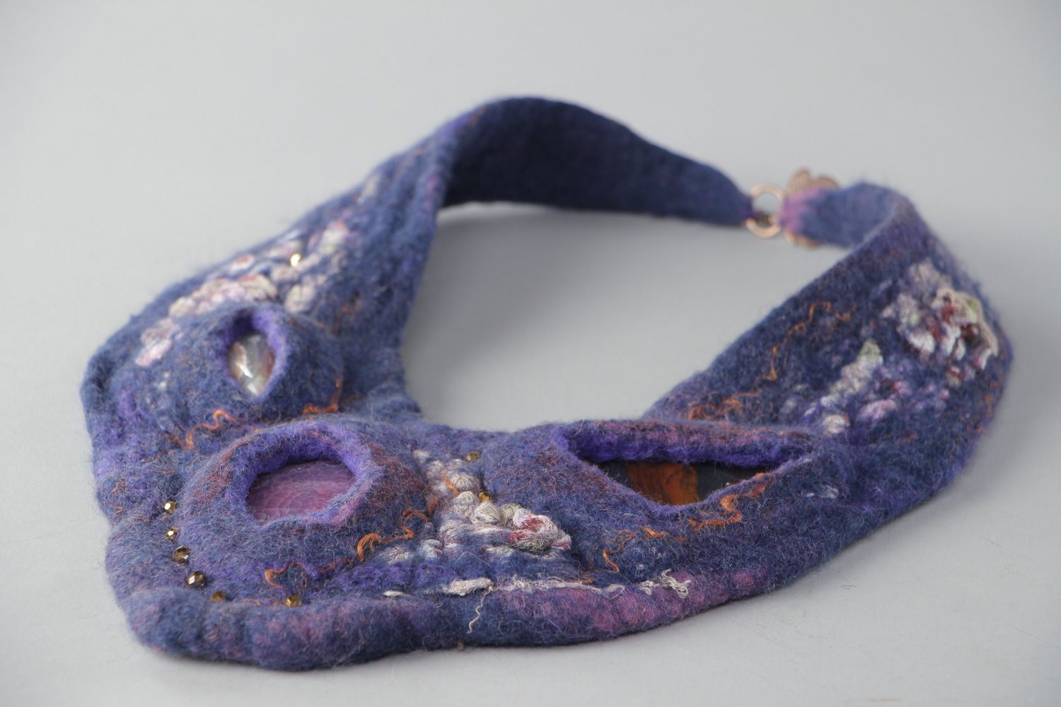 Gros collier en laine feutrée à sec original fait main couleur violette photo 3