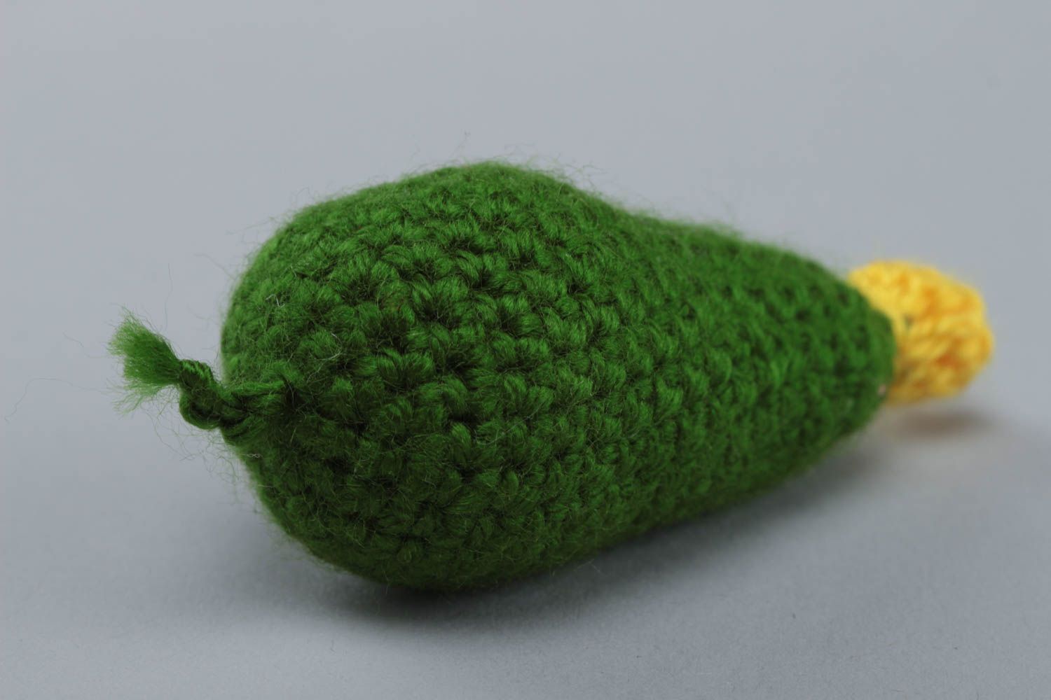Jouet légume tricoté en fils acryliques au crochet original petit Concombre vert photo 4