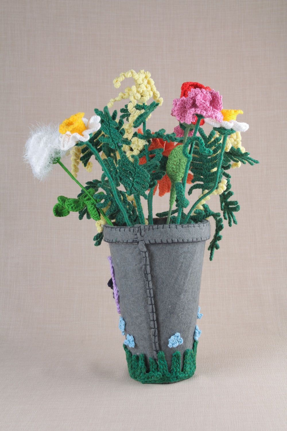Dekorative Vase mit Blumen aus Filz foto 2