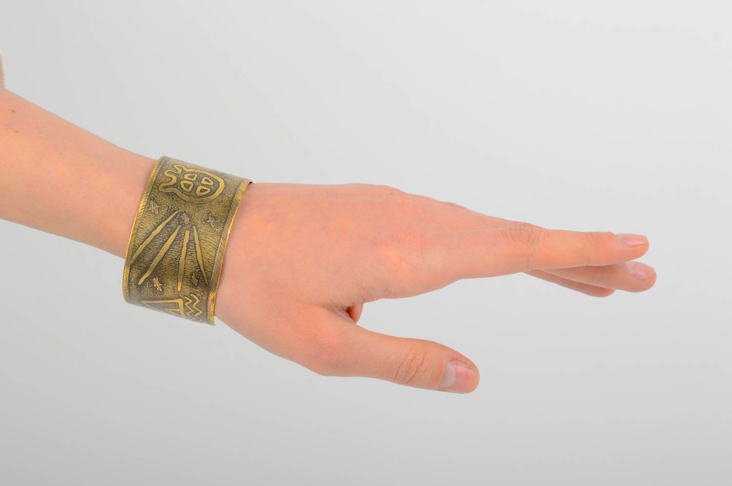 Schönes Armband handmade Schmuck mit Muster Schmuck aus Messing breit stilvoll foto 2