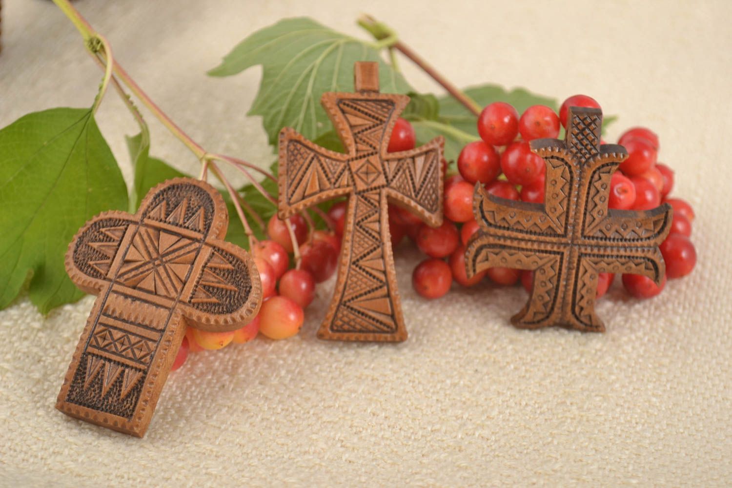 Lot de Pendentifs croix faits main 3 pièces en bois de poirier Objets religieux photo 1