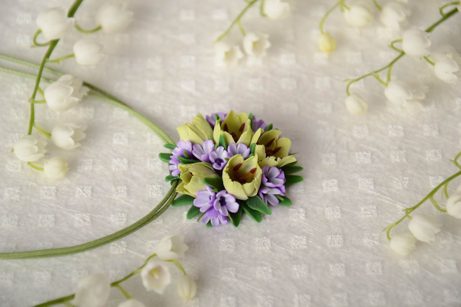 Colgante artesanal hecho a mano de arcilla polimérica con flores en cordón foto 1