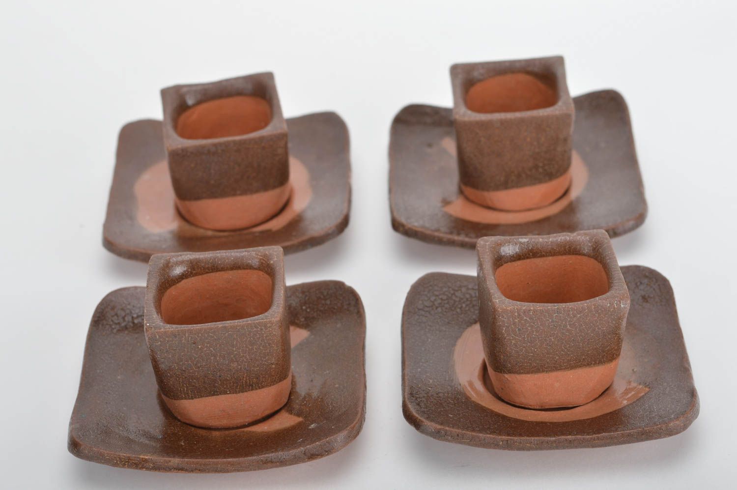 Set de tasses à café carrées avec soucoupes en argile rouge faites main photo 2