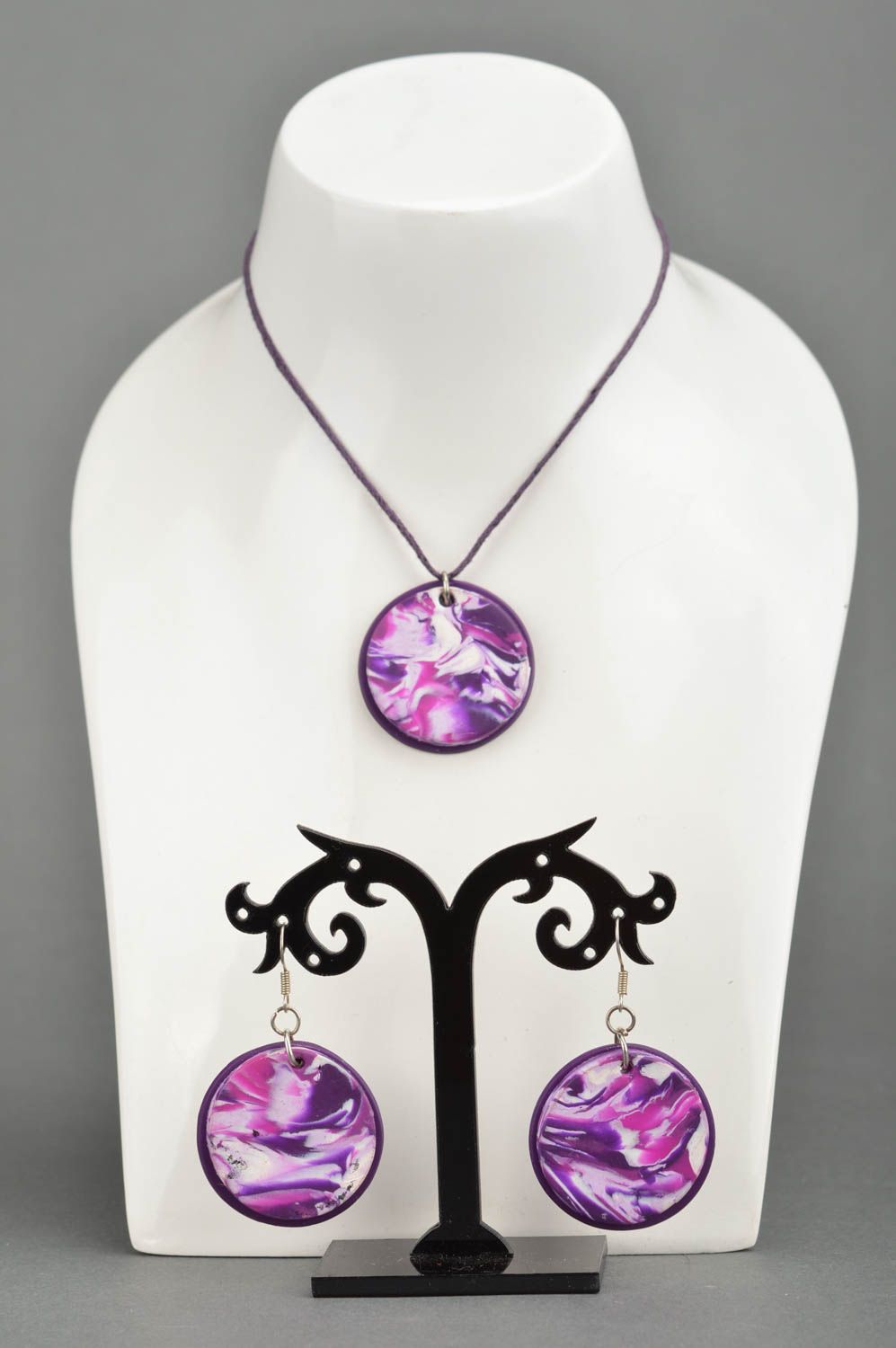 Violettes Schmuckset aus Polymerton Ohrringe und Anhänger rund handmade foto 5