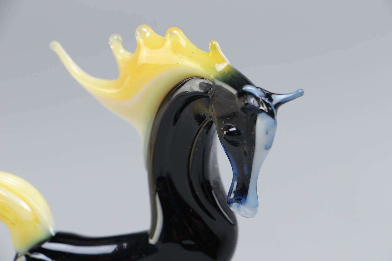 Figura de vidrio en miniatura artesanal en la técnica lampwork con forma de caballo  foto 3