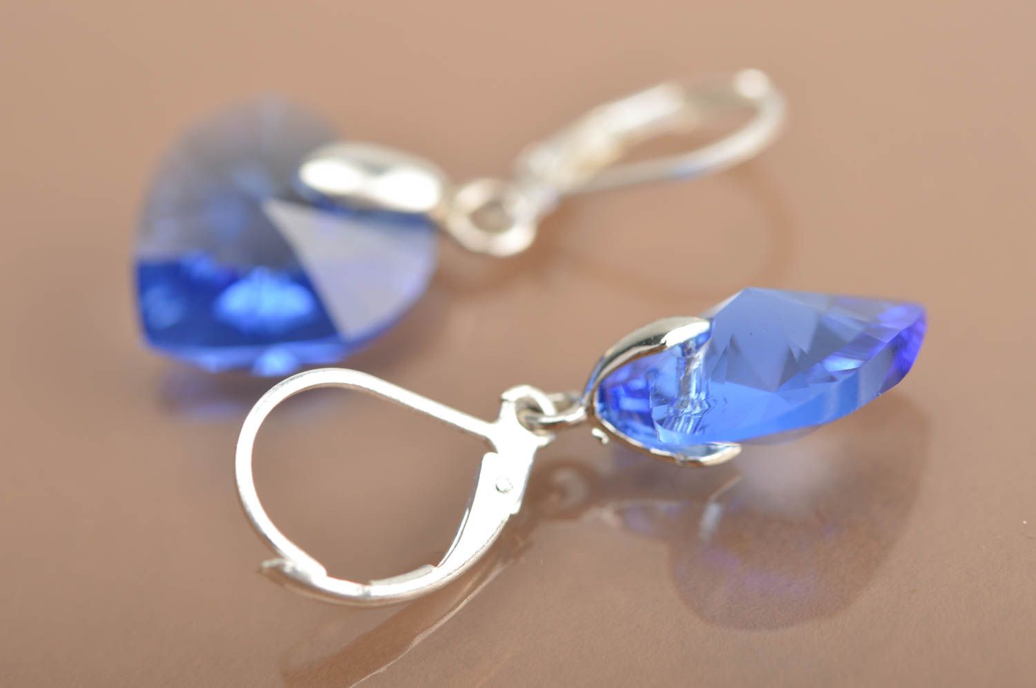Серьги с кристаллами в виде сердечек голубые красивые небольшие ручной работы фото 5