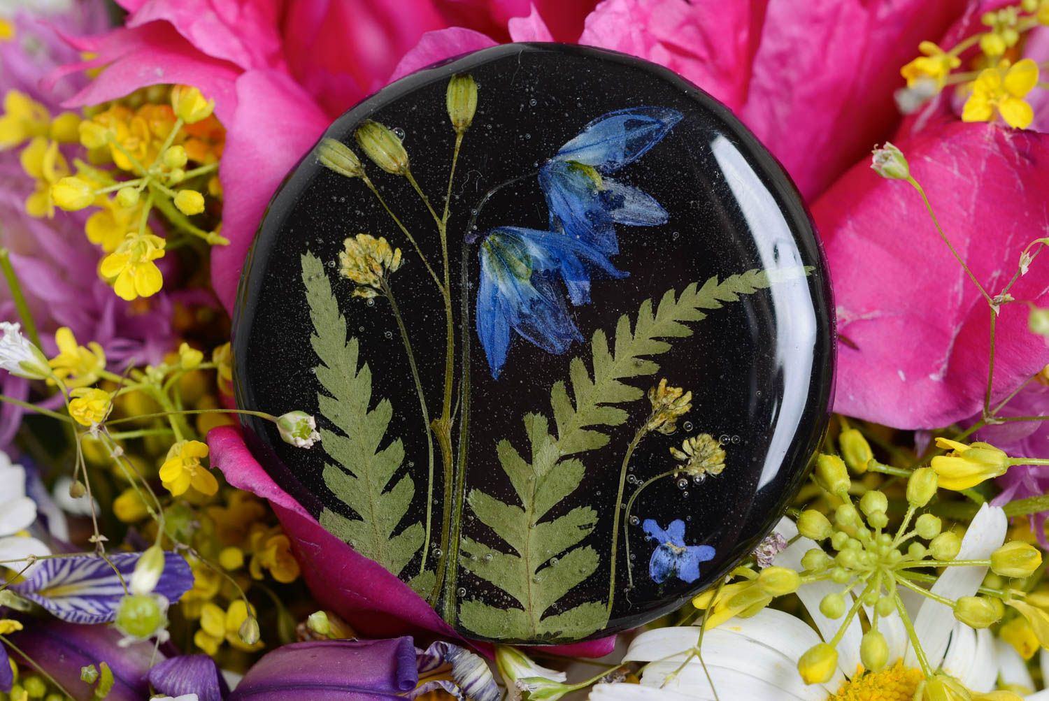 Stilvolle schwarze runde Brosche mit Blumen Epoxidharz künstlerische Handarbeit foto 1