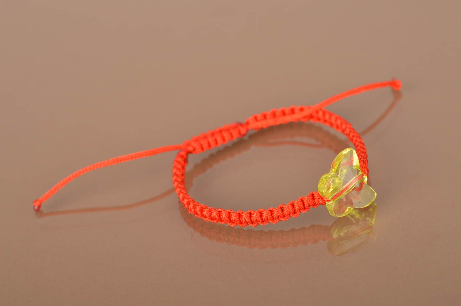 Красный браслет из вощеного шнурка с бусиной в виде бабочки ручной работы фото 2