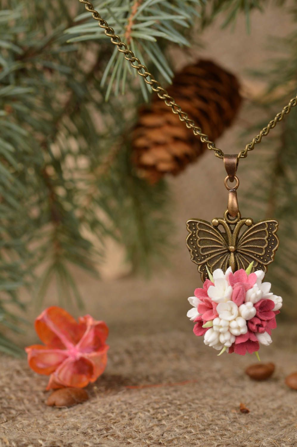 Pendentif fleurs en pâte polymère avec papillon fait main design sur chaîne photo 1