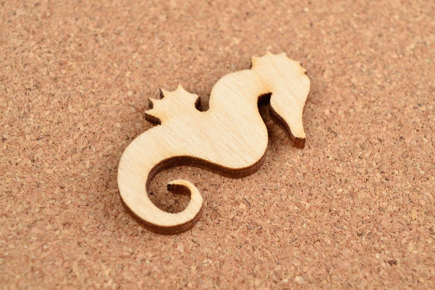 Handgemachte kleine Figur zum Bemalen  Miniatur Figur Holz Rohling Seepferd foto 1