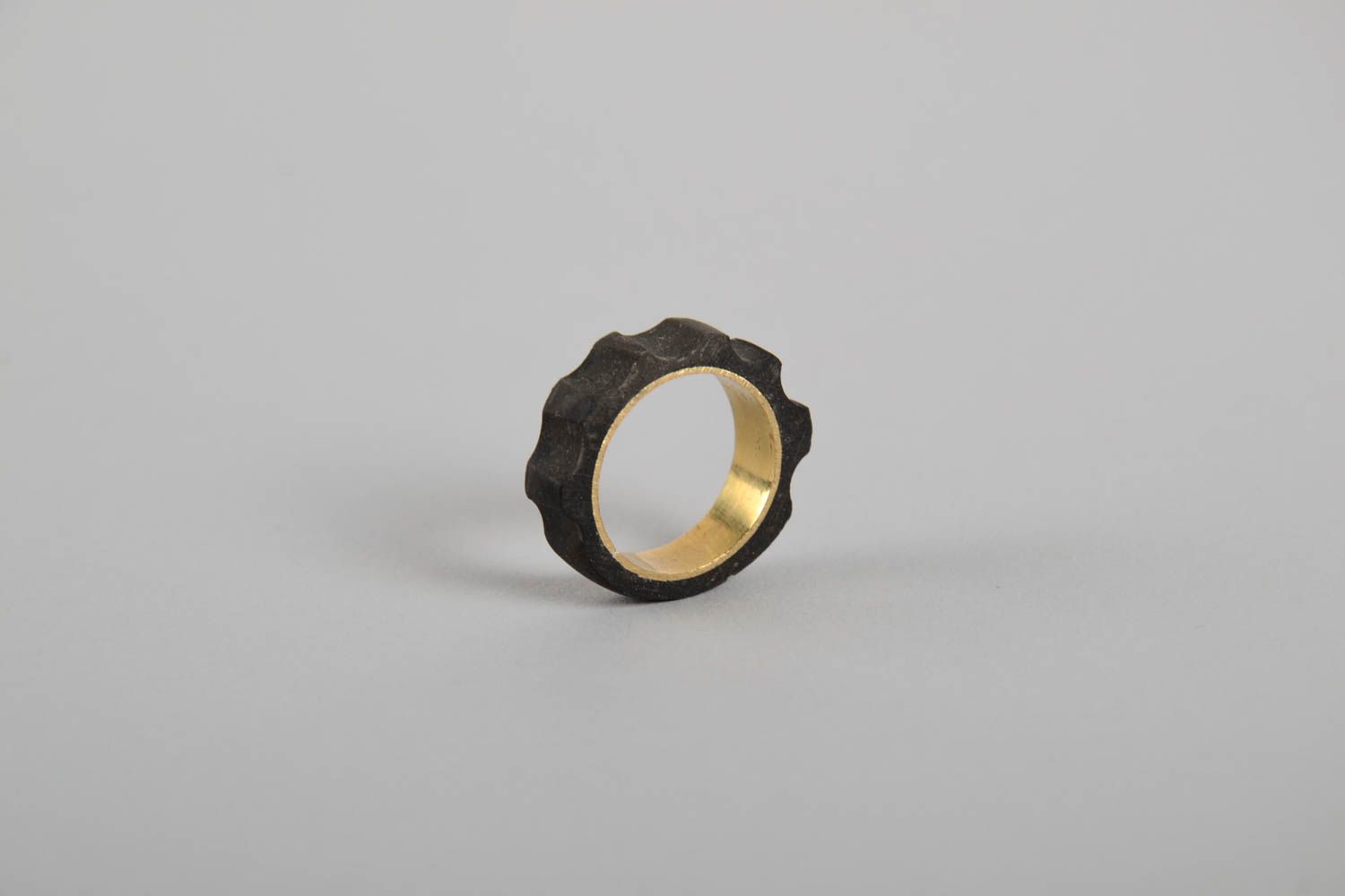 Кольцо ручной работы эксклюзивное кольцо массивное украшение черное рельефное фото 3