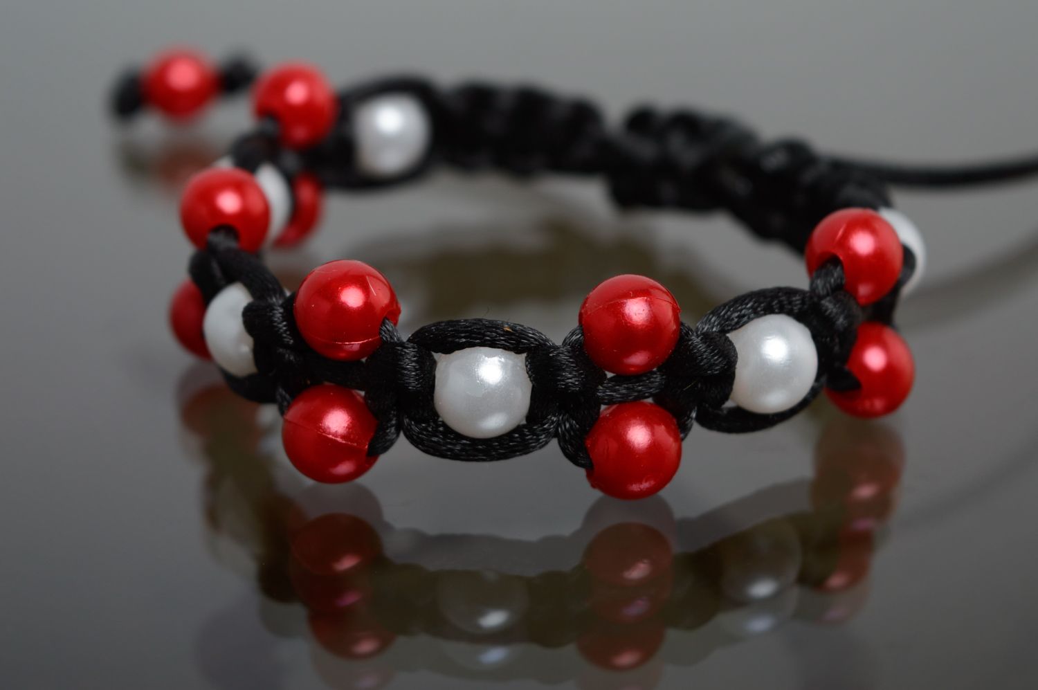 Bracelet macramé en lacet ciré et perles céramiques blanches et rouges fait main photo 1