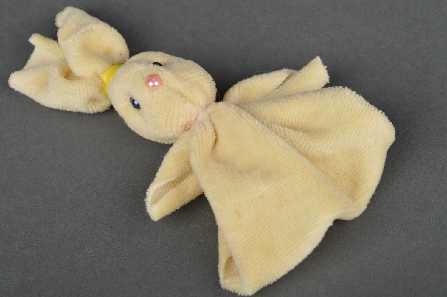 Мягкая игрушка ручной работы зайчик оберег для малышей из плюша на пальчик фото 3