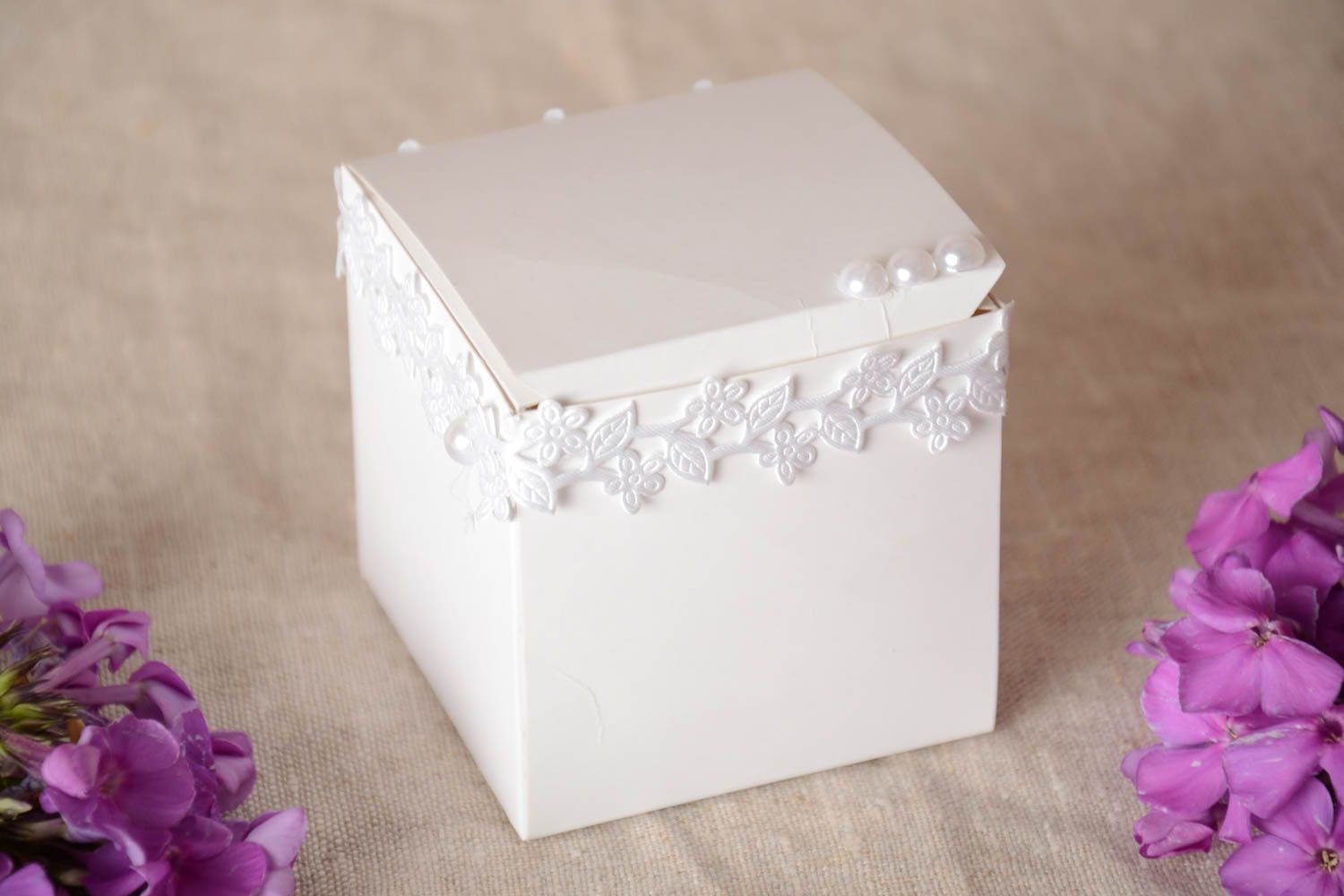 Confezione regalo di cartone fatta a mano decorata con mezze perle e merletto foto 1