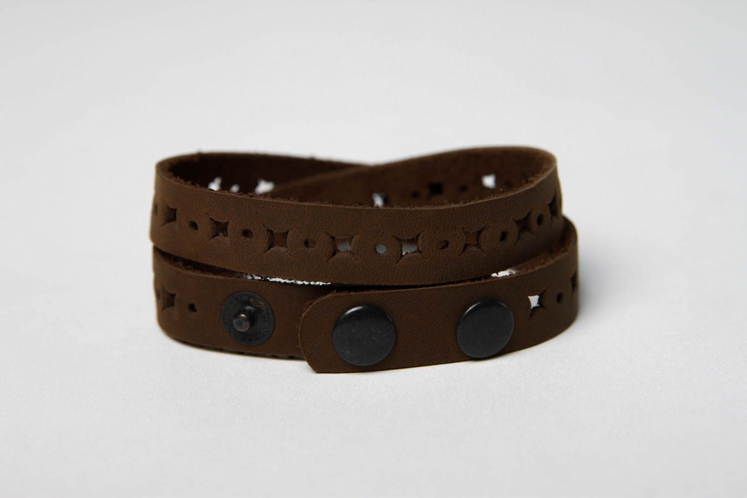 Bracelet cuir Bijou fait main brun foncé Accessoire en cuir design original photo 4