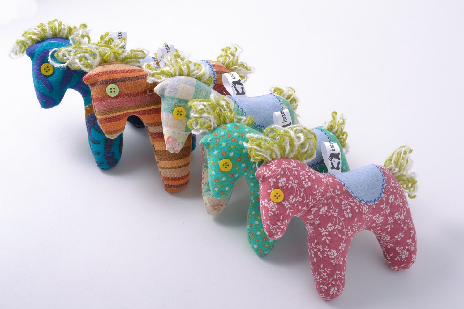 Conjunto de juguetes de peluche artesanales caballos multicolores de tela 5 piezas  foto 3