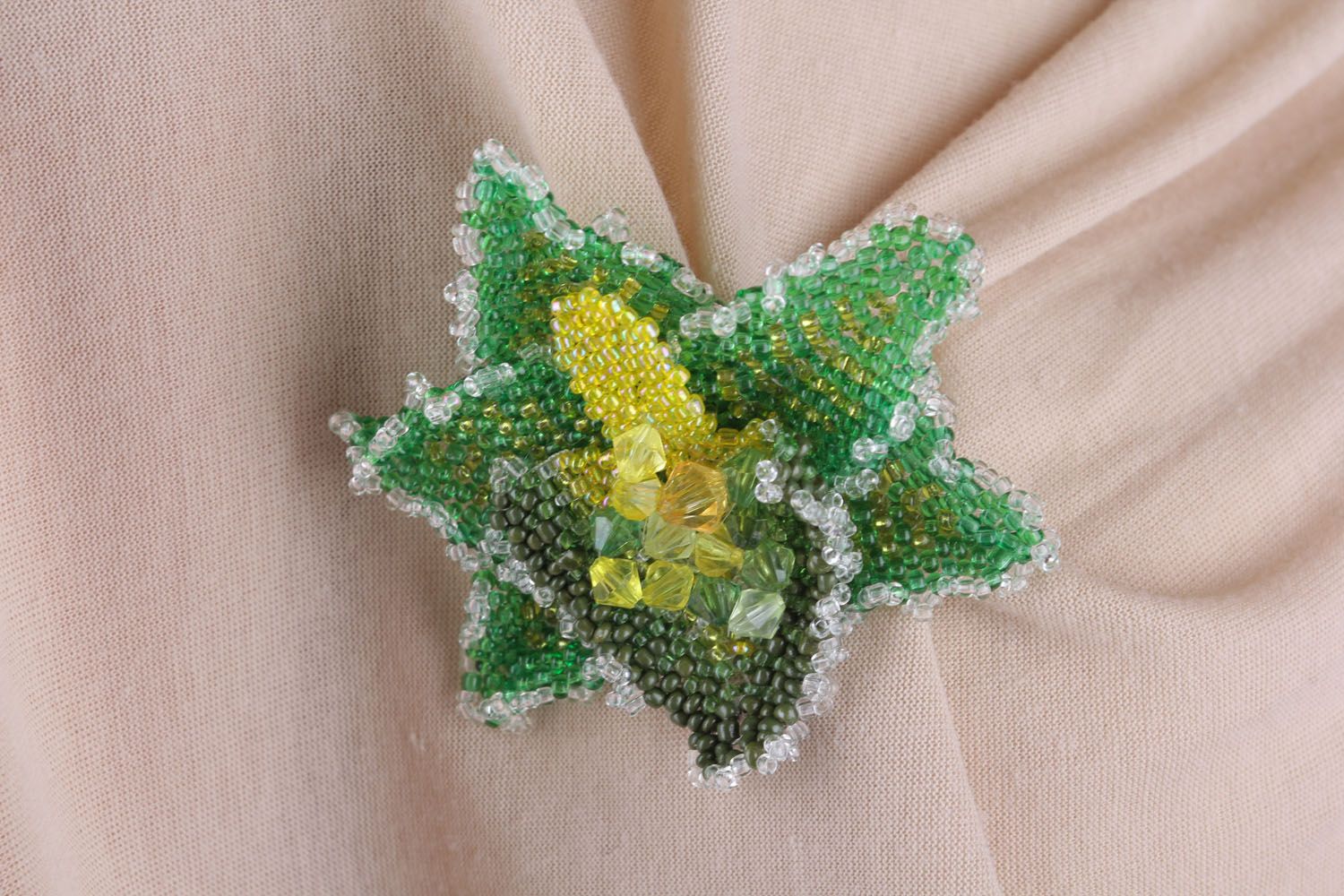 Зеленая брошь из бисера Цветок фото 5