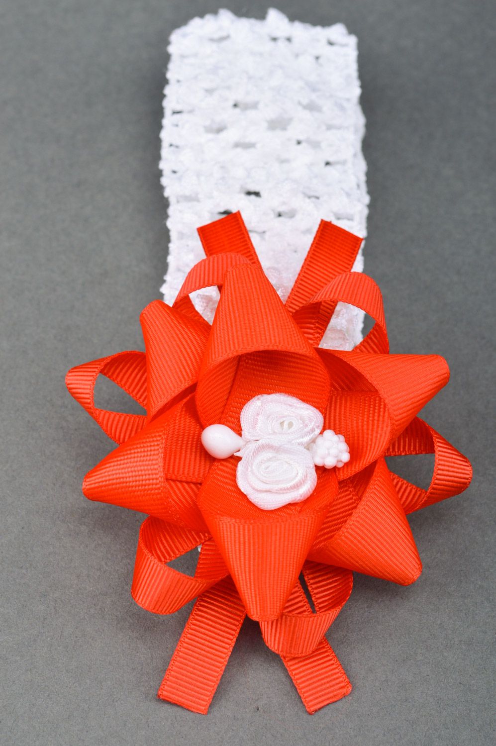 Schönes rot weißes Haarband mit Blume aus Bändern für Kinder Handarbeit  foto 4