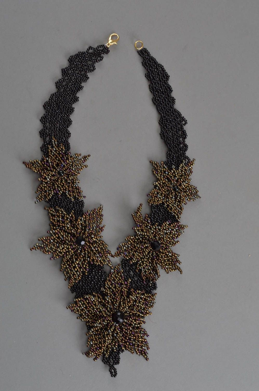 Handmade geflochtenes Designer Collier aus Glasperlen große dunkle Blumen  foto 3