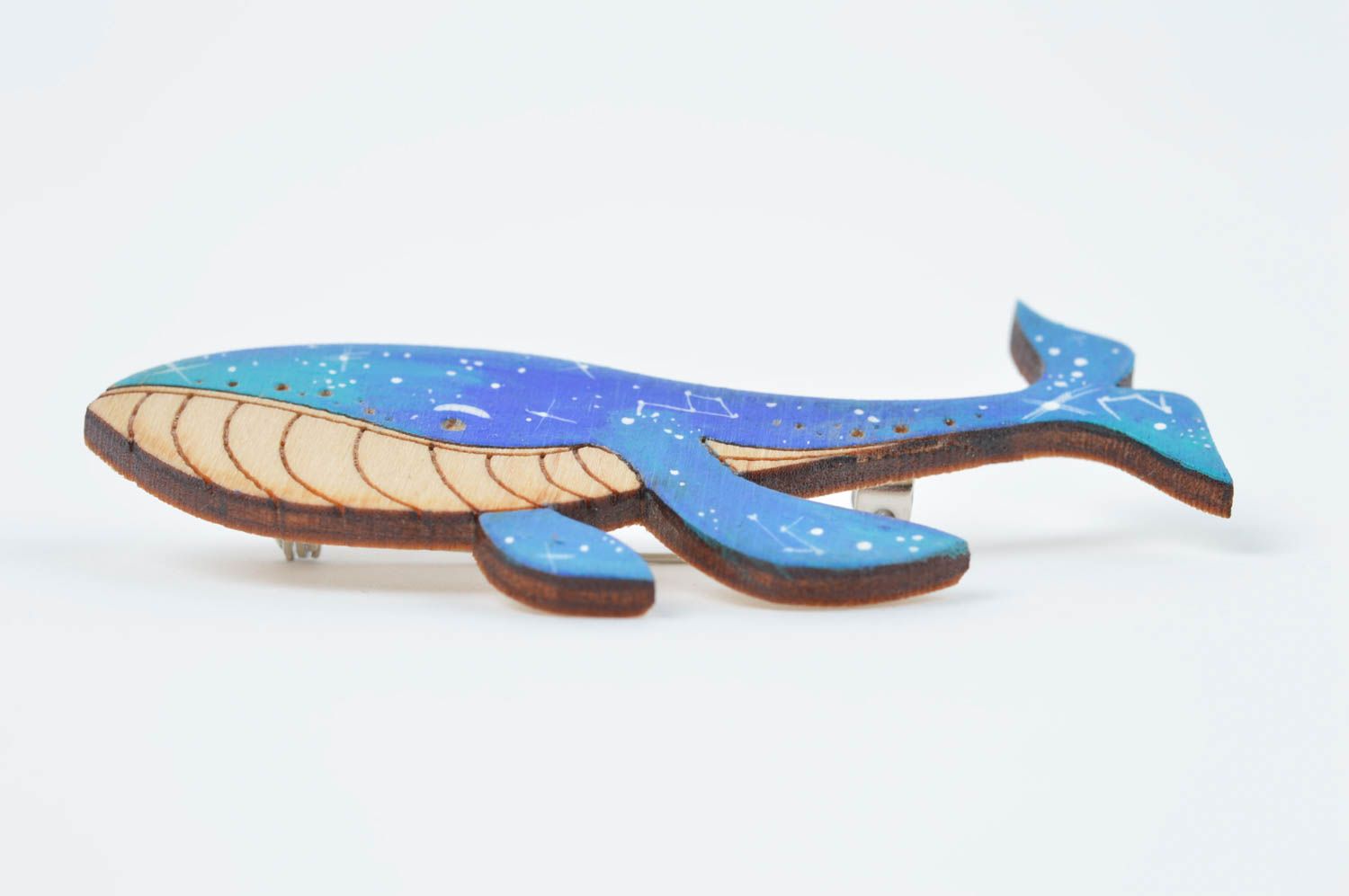 Broche en bois faite main Accessoire femme peint baleine bleue Cadeau femme photo 2