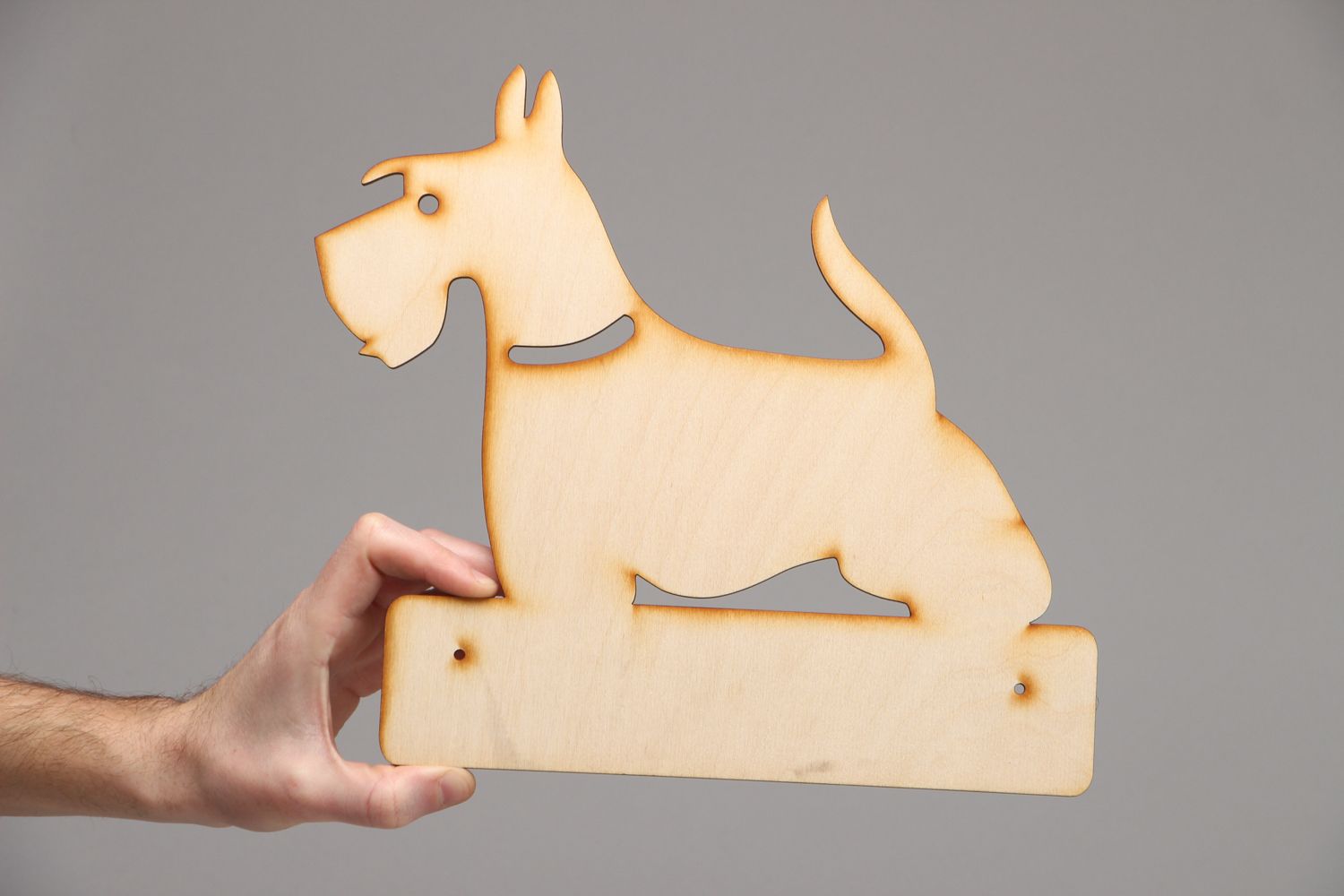 Vorbereitete Materialien handmade aus Furnier Aufhänger in Form vom Hund foto 4