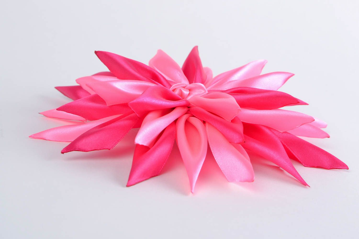 Яркая розовая резинка для волос в технике канзаши из атласных лент ручной работы фото 4
