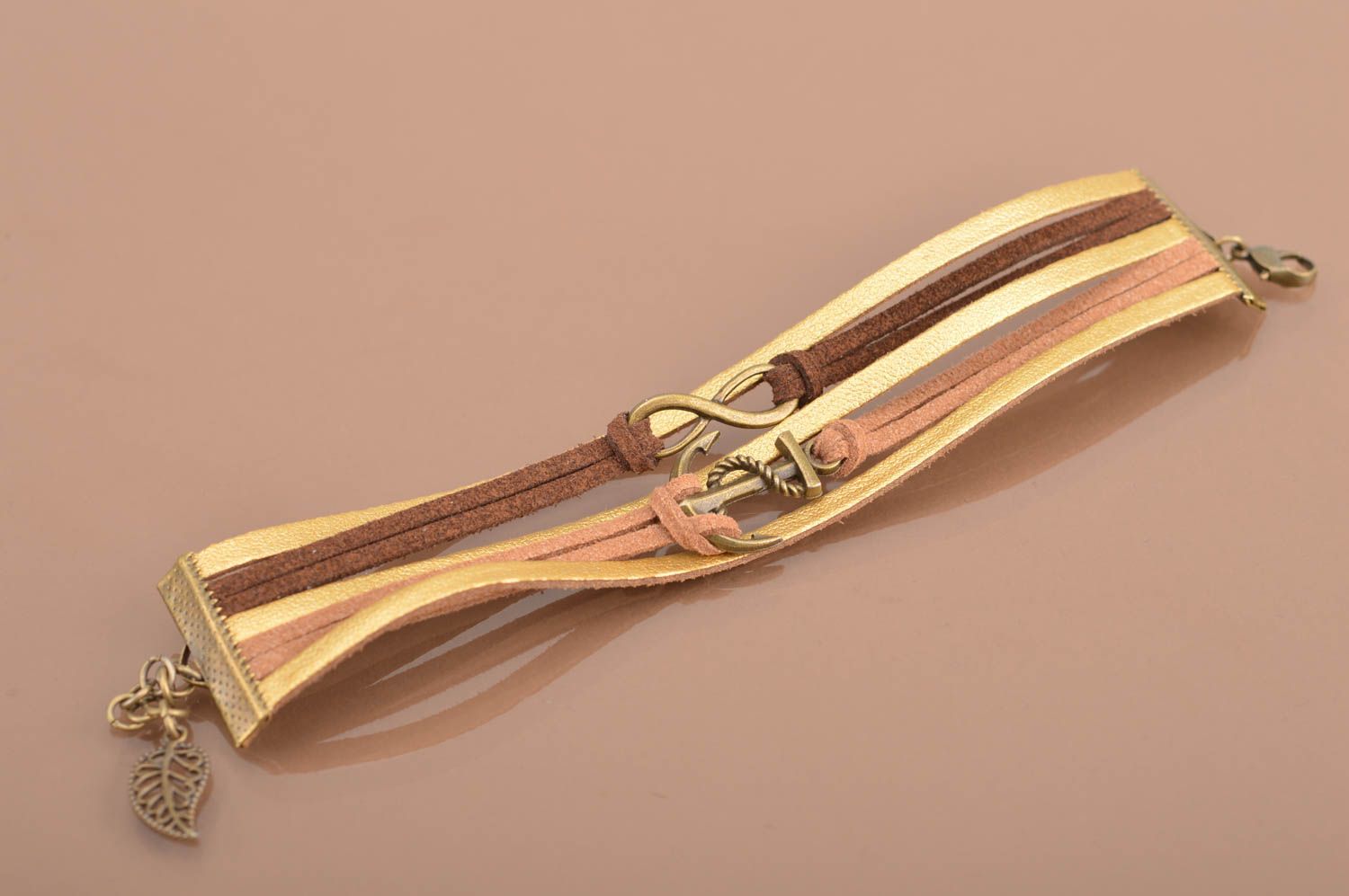 Bracelet multirang en lacets de daim brun doré avec ancre et infini fait main photo 4