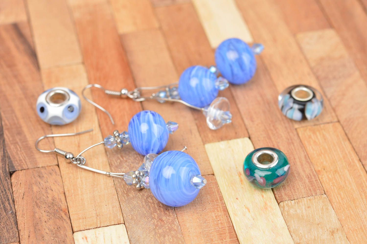Boucles d'oreilles pendantes Bijou fait main planètes bleues verre Cadeau femme photo 1