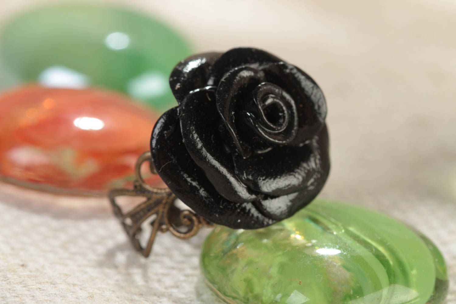 Кольцо из полимерной глины ручной работы с регулируемым размером Черная роза фото 1