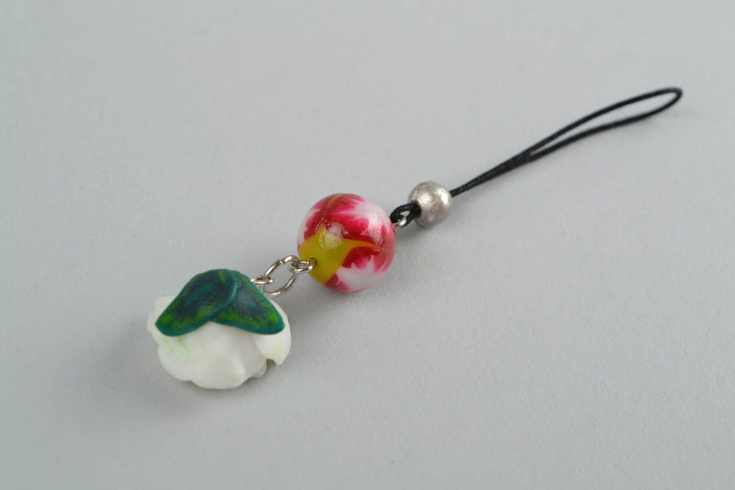 Schöner Damen Schlüsselanhänger aus Polymer Ton mit Blume und Perle handmade  foto 5