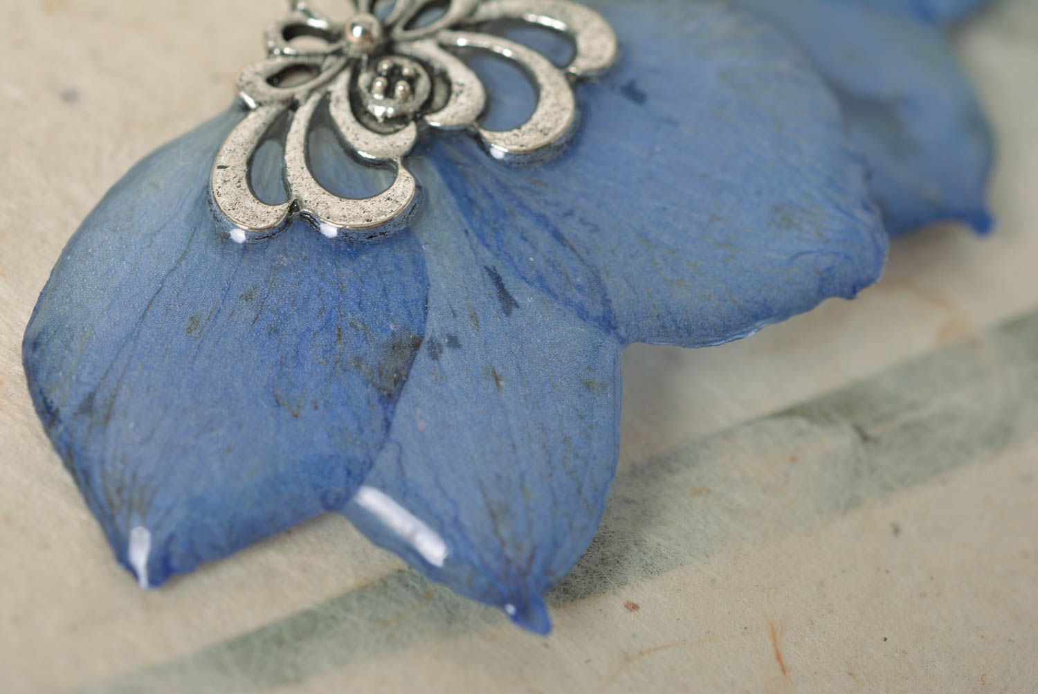 Boucles d'oreilles en résine époxy faites main avec fleurs séchées bleues photo 3